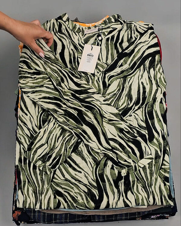 Фотография  834 - Блузки+Джемпера Bestseller Summer 045 B#8,5 кг, ЛОТ №9039 оптом в Москве и Московской области